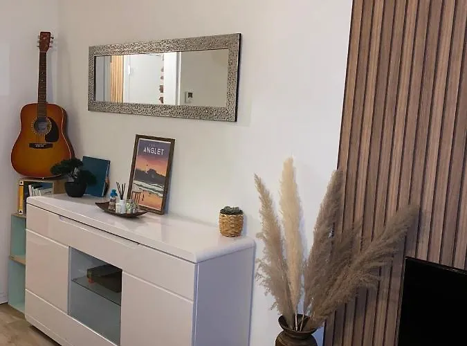 Superbe Au Calme Avec Parking Gratuit. Мериньяк