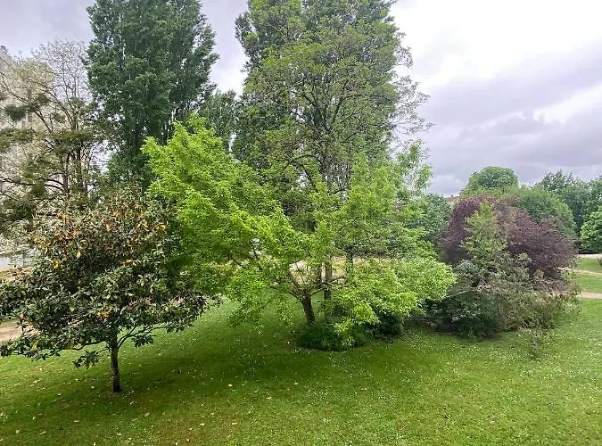 Superbe Au Calme Avec Parking Gratuit. * Мериньяк